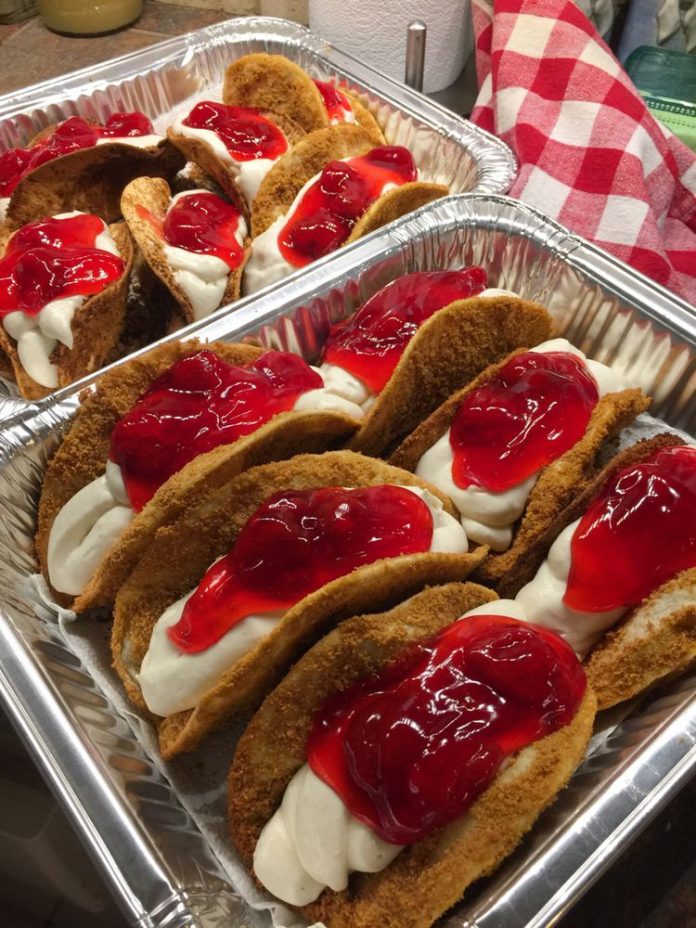 MINI STRAWBERRY CHEESECAKE TACOS