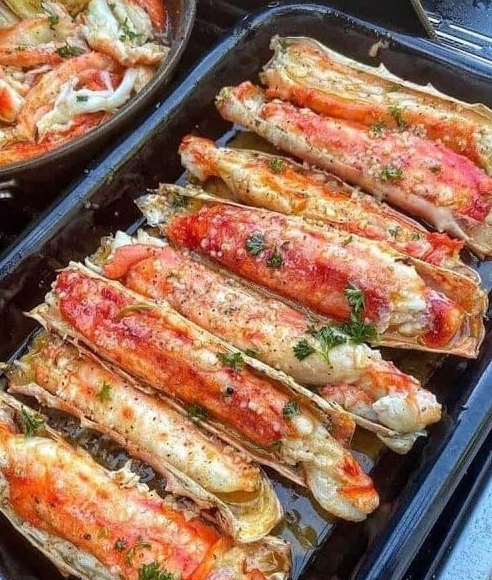 Baked Crab Legs in Butter Sauce