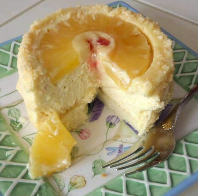 PINEAPPLE CAKE WITH CHEESE CAKE FILLING !