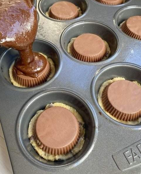 PEANUT BUTTER CUP STUFFED BROOKIES